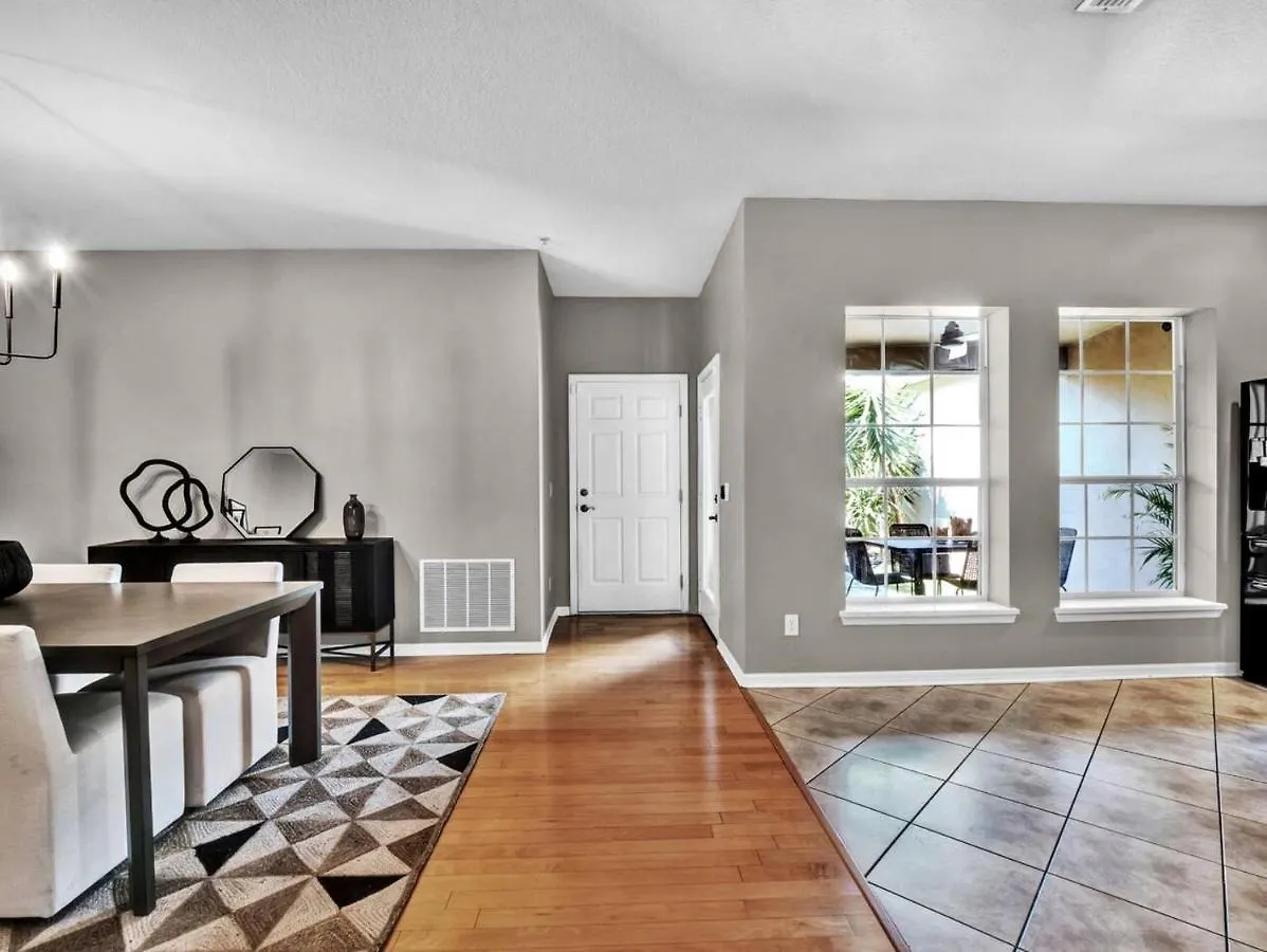 Beautiful Townhouse Centrally Located Orlando Apartment